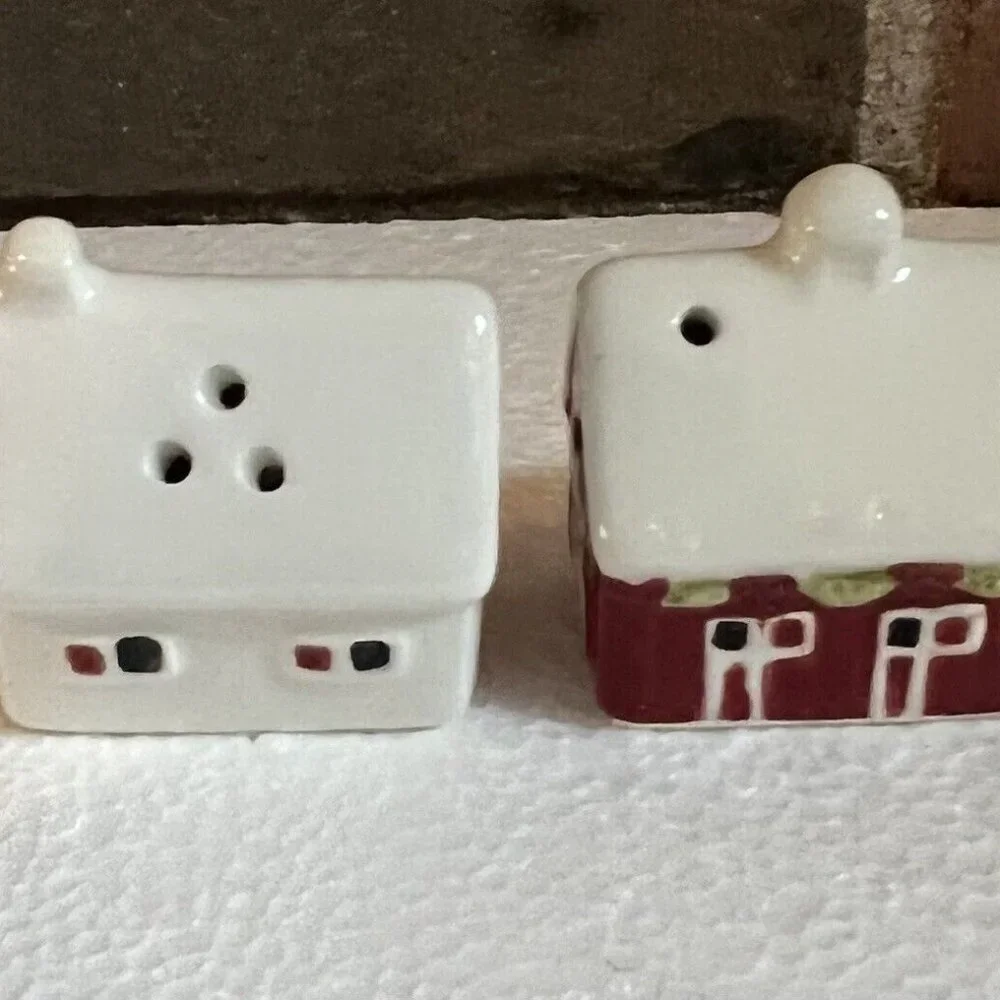NEW Christmas Country Cottage Salt & Pepper Shaker Set / Ornament